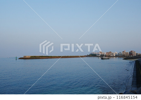 沖縄県北谷にある浜川漁港の防波堤 116845154