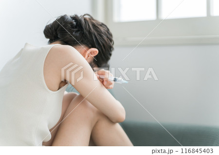 覚せい剤・覚醒剤・麻薬中毒・薬物乱用・薬物依存症のイメージ（注射器） 116845403