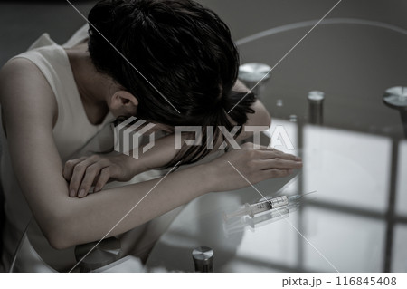 覚せい剤・覚醒剤・麻薬中毒・薬物乱用・薬物依存症のイメージ（注射器） 116845408