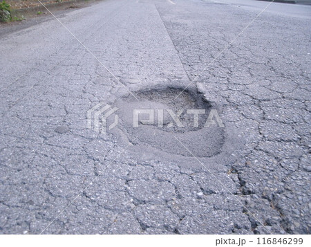 アスファルトの道路にできた危険な穴(ポットホール) 116846299