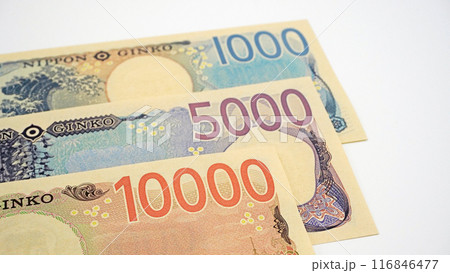 新しくなった紙幣の裏側（一万円札、五千円札、千円札） 116846477