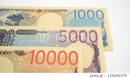 新しくなった紙幣の裏側(一万円札、五千円札、千円札) 新しくなった紙幣の裏側(一万円札、五千円札、千円札) 116846479