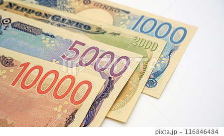 新しくなった紙幣の裏側（一万円札、二千円札、二千円札、五千円札、千円札） 116846484