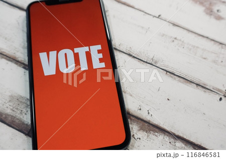 VOTEと画面に表示されたスマートフォン 116846581