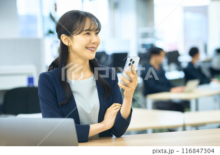 オフィスでスマホを操作する若い女性 116847304