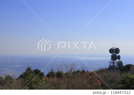茨城県の秋の快晴の宝篋山(ほうきょうさん)の頂上から見た、電波塔と霞ヶ浦の景色 茨城県の秋の快晴の宝篋山(ほうきょうさん)の頂上から見た、電波塔と霞ヶ浦の景色 116847322