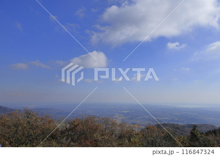 茨城県の秋の快晴の宝篋山(ほうきょうさん)の頂上から見た、南東側の景色 茨城県の秋の快晴の宝篋山(ほうきょうさん)の頂上から見た、南東側の景色 116847324
