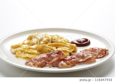 スクランブルエッグとベーコン 116847458