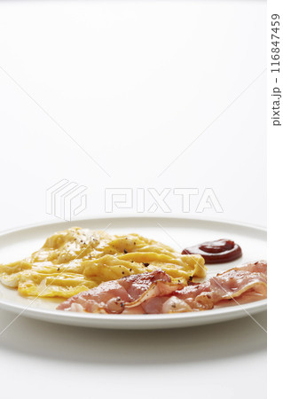 スクランブルエッグとベーコン 116847459
