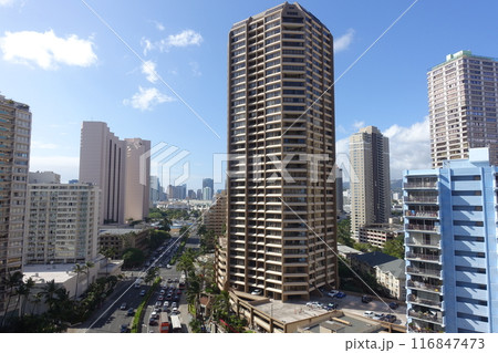 ハワイ・ワイキキの街並みを高層階から望む 116847473