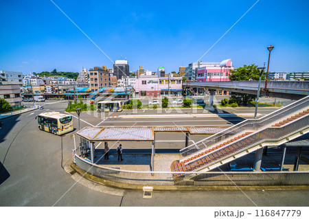日本の横浜都市景観　7月。横浜市保土ケ谷区にある保土ケ谷駅（東口）の駅前などを望む＝22日 116847779