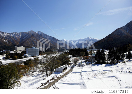晴れ渡る早雪の山間部 116847815