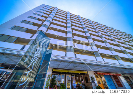 日本の横浜都市景観　7月。横浜市保土ケ谷区にある保土ケ谷駅（東口）の駅前などを望む＝22日 116847820