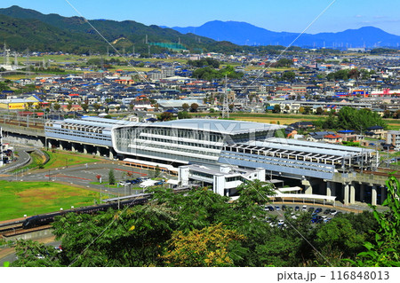 【佐賀県】快晴の新鳥栖駅と特急リレーかもめ（朝日山公園） 116848013
