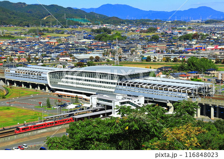 【佐賀県】快晴の新鳥栖駅と特急ハウステンボス（朝日山公園） 116848023