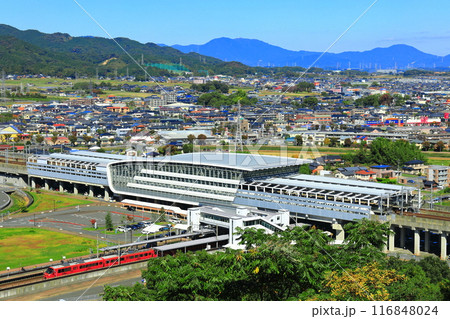 【佐賀県】快晴の新鳥栖駅と特急ハウステンボス（朝日山公園） 116848024