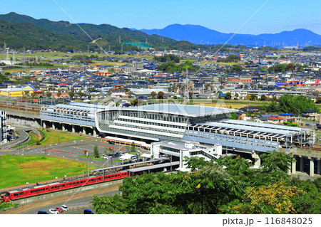 【佐賀県】快晴の新鳥栖駅と特急ハウステンボス(朝日山公園) 【佐賀県】快晴の新鳥栖駅と特急ハウステンボス(朝日山公園) 116848025