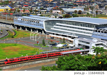 【佐賀県】快晴の新鳥栖駅と特急ハウステンボス（朝日山公園） 116848026