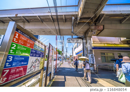 日本の横浜都市景観　7月。横浜市保土ケ谷区にある保土ケ谷駅（東口）の駅前などを望む＝22日 116848054