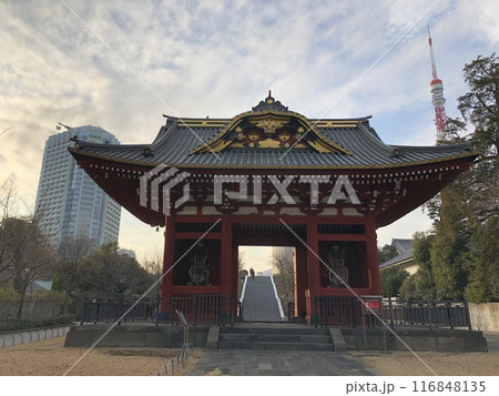 高層建築物の前に、堂々とした旧台徳院霊廟惣門の風景 116848135