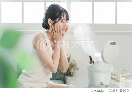 美顔スチーマー・美顔器でフェイスケア・スキンケア・ディープクレンジングする女性 116848169