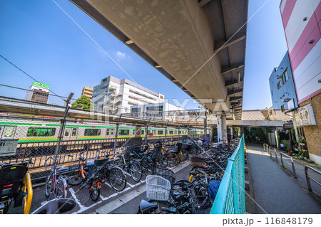 日本の横浜都市景観　7月。横浜市保土ケ谷区にある保土ケ谷駅（東口）の駅前などを望む＝22日 116848179