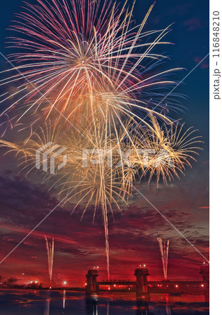 夜空に咲く花火 高く輝く花火大会 花火 夜空 花火イメージ 花火大会 夜空に咲く花火 高く輝く花火大会 花火 夜空 花火イメージ 花火大会 116848210