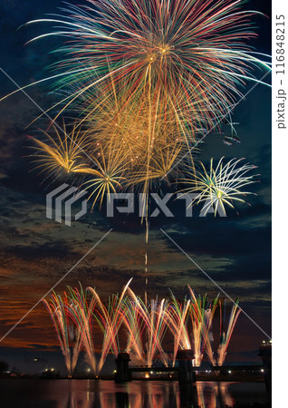夜空に咲く花火　高く輝く花火大会　花火　夜空　花火イメージ　花火大会 116848215