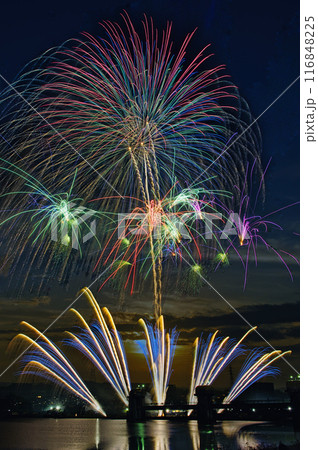 夜空に咲く花火 高く輝く花火大会 花火 夜空 花火イメージ 花火大会 夜空に咲く花火 高く輝く花火大会 花火 夜空 花火イメージ 花火大会 116848225