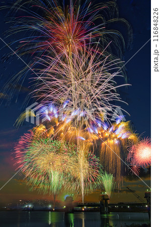 夜空に咲く花火 高く輝く花火大会 花火 夜空 花火イメージ 花火大会 夜空に咲く花火 高く輝く花火大会 花火 夜空 花火イメージ 花火大会 116848226