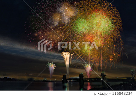 夜空に咲く花火　高く輝く花火大会　花火　夜空　花火イメージ　花火大会 116848234