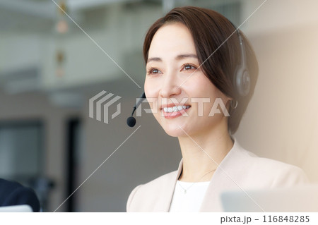 女性　ヘッドセット 116848285