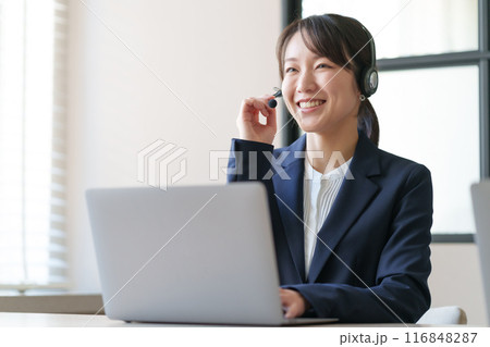 女性　ヘッドセット 116848287