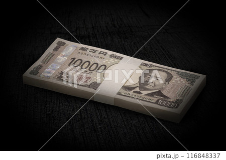 斜めのアングルで撮影した日本の新紙幣。100万円の束のネガティブなイメージ 116848337