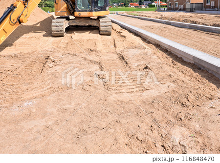 工事中の住宅造成地と開発道路 116848470