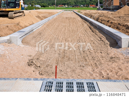 工事中の住宅造成地と開発道路 116848471