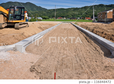 工事中の住宅造成地と開発道路 116848472