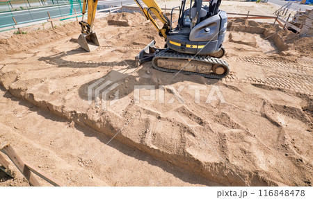 新築住宅イメージ　敷地内の地盤を重機で掘削する土木工事 116848478
