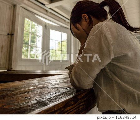 悲しいそうな女性 116848514