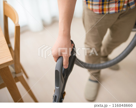 掃除をする男性 116848660