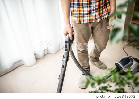 掃除をする男性 116848672