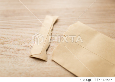 封筒を開封 116848687