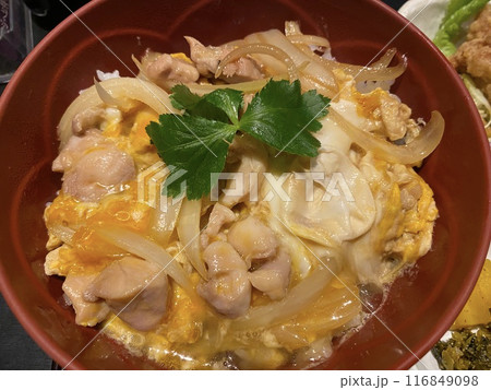 【丼・グルメ】トロトロ半熟玉子の親子丼(アップ) 【丼・グルメ】トロトロ半熟玉子の親子丼(アップ) 116849098