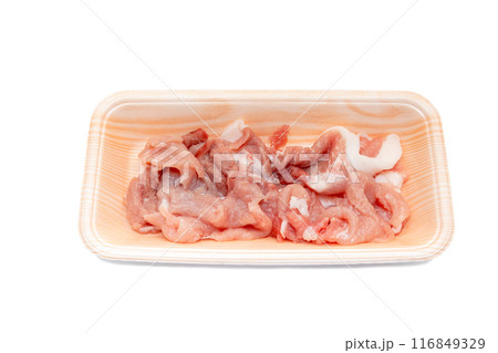 食品トレー入りの豚小間切れ【白背景・切り抜き】 食品トレー入りの豚小間切れ【白背景・切り抜き】 116849329