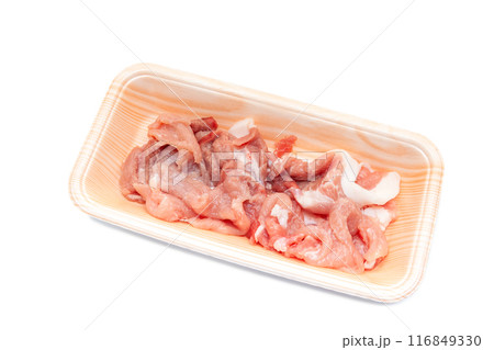 食品トレー入りの豚小間切れ【白背景・切り抜き】 食品トレー入りの豚小間切れ【白背景・切り抜き】 116849330