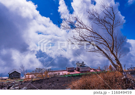 【静岡県】富士山六合目から、五合目のレストハウスと雲海を見下ろす 116849459