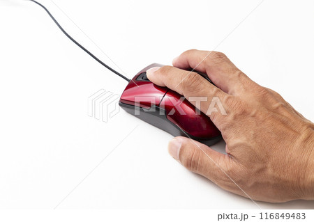 白背景にマウスを使う男性の手 白背景にマウスを使う男性の手 116849483