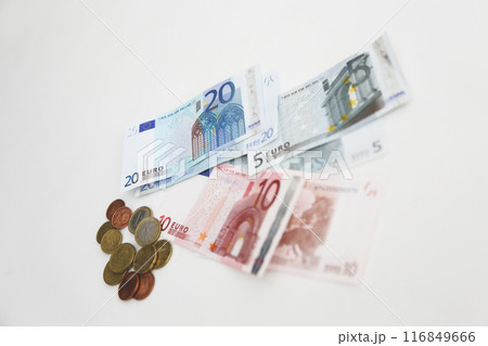 白い背景で撮った 少し古い世界のお金シリーズ  EUユーロ 116849666