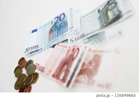 白い背景で撮った 少し古い世界のお金シリーズ  EUユーロ 116849668