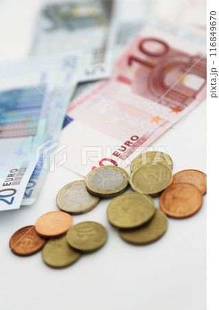 白い背景で撮った 少し古い世界のお金シリーズ EUユーロ 白い背景で撮った 少し古い世界のお金シリーズ EUユーロ 116849670